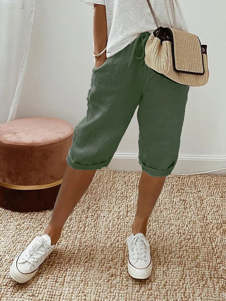 Leichte weiße Baumwoll Shorts für Damen, ideal für den Sommer, elegantes Design, vielseitig kombinierbar.