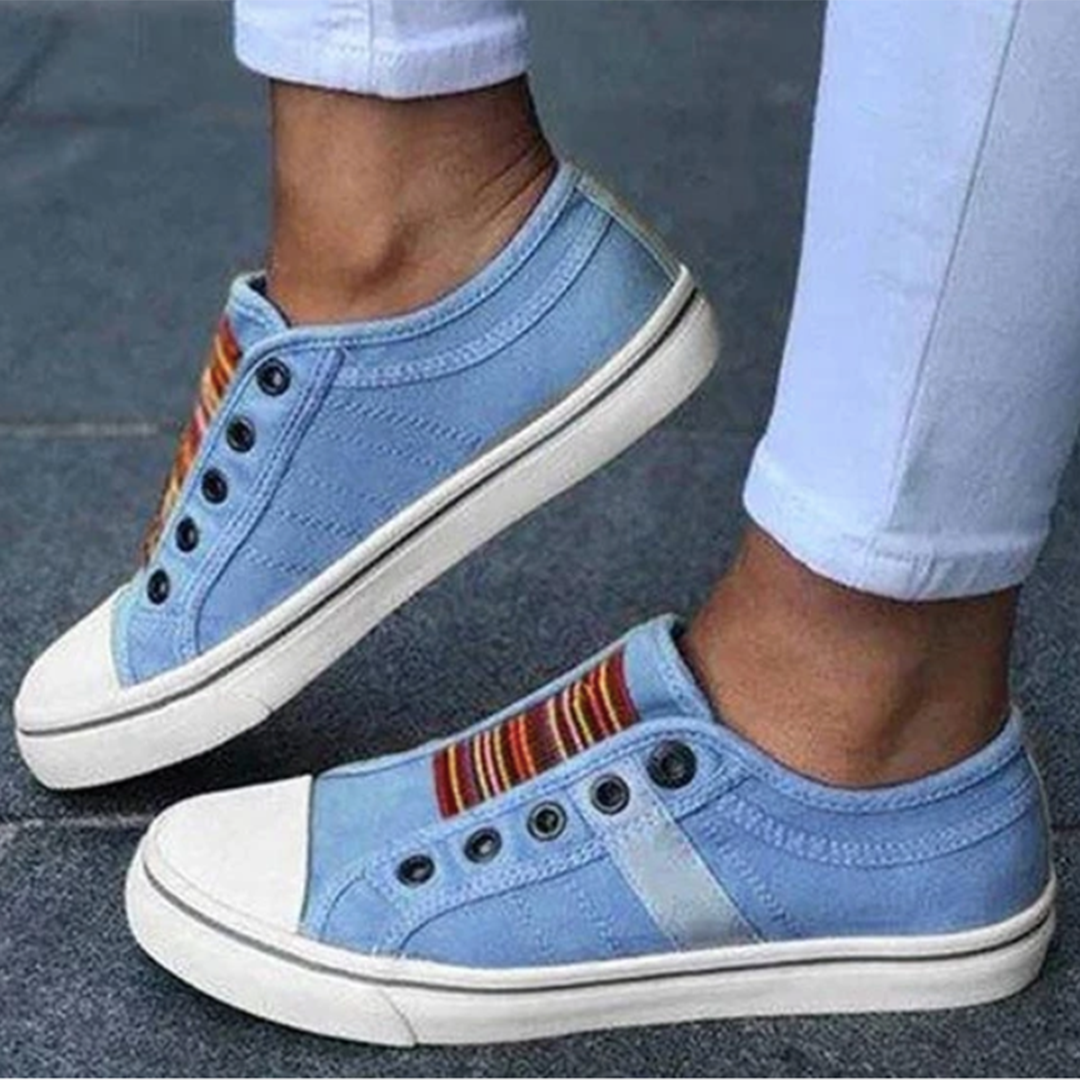 Lässige Damen Slip-On Sneakers aus atmungsaktivem Leinwandmaterial in klassischem Schwarz für Komfort und Stil.