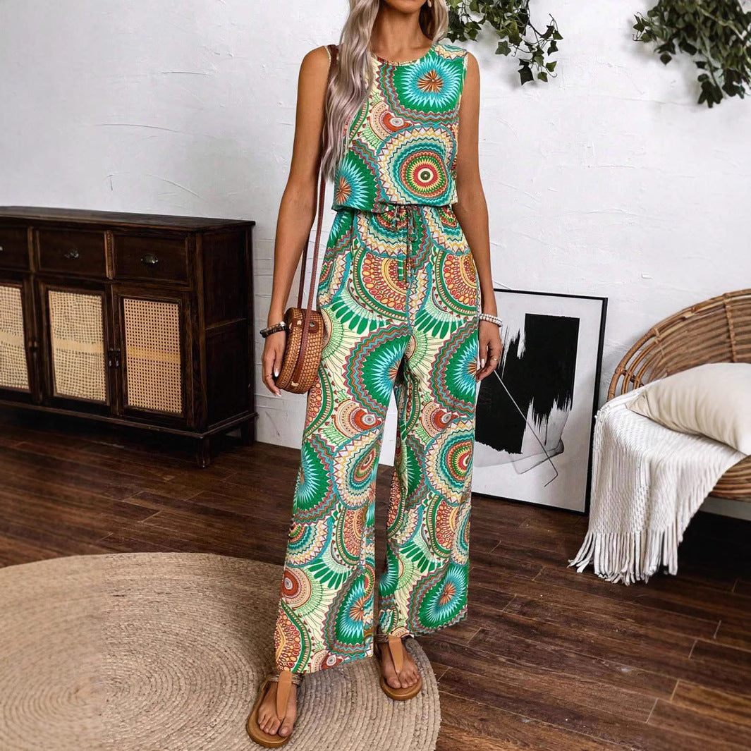 "Lässiger Damen Jumpsuit mit buntem Muster, elastischem Bund, ideal für Sommer, stilvoll und bequem, Frontansicht."