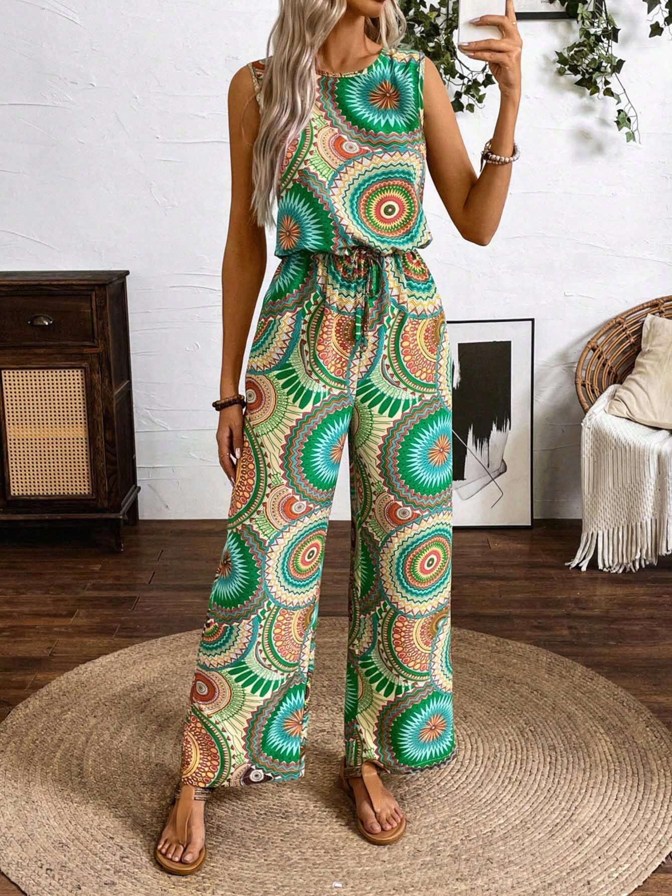 "Lässiger Damen Jumpsuit mit buntem Muster, elastischem Bund, ideal für Sommer, stilvoll und bequem, Frontansicht."
