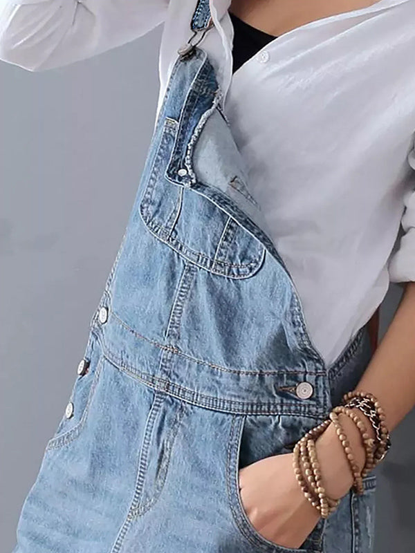 "Lässiges Denim-Latzkleid mit verwaschenem Look, beigefarbene Träger, Rückenschlitz, über den Knien geschnitten."