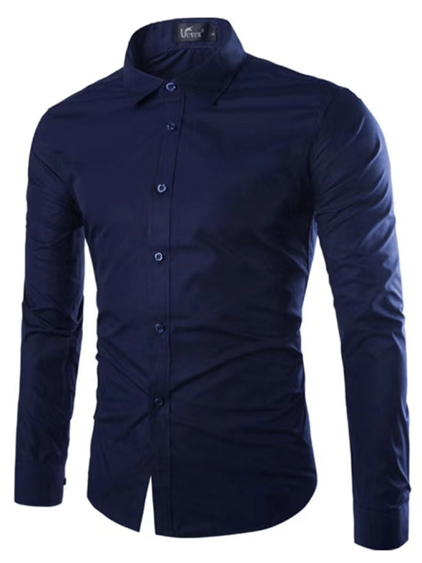 "Lässiges, bügelfreies Slim Fit Herrenhemd aus komfortablem Material, ideal für elegantes und vielseitiges Styling."