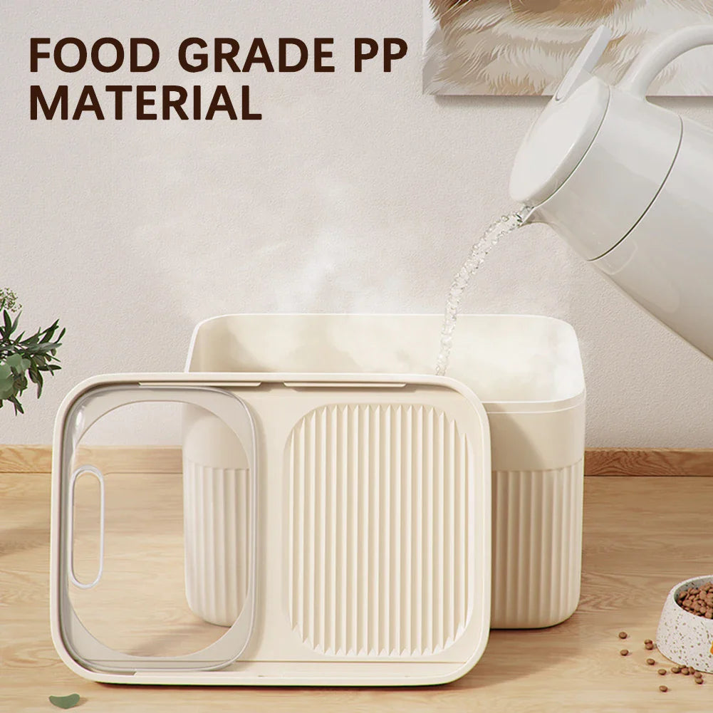 "Luftdichte FutterBox FrischGut, rechteckig, aus BPA-freiem Kunststoff, ideal für die Lagerung von Tier-Trockenfutter."