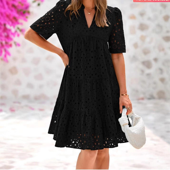 "Luftiges Sommerkleid mit V-Ausschnitt, Lochmuster, kurze Ärmel, elegantes Design, atmungsaktive Baumwolle, ideal für Sommer"