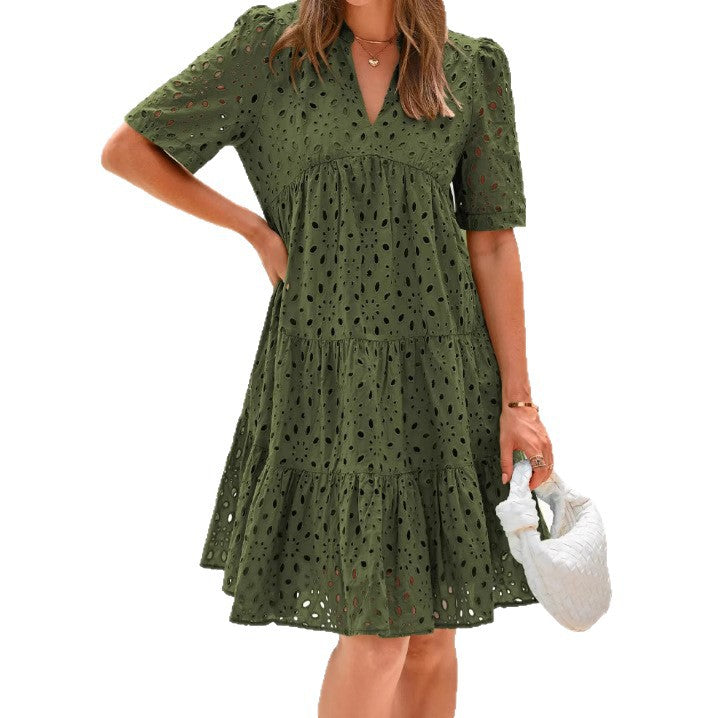 "Luftiges Sommerkleid mit V-Ausschnitt, Lochmuster, kurze Ärmel, elegantes Design, atmungsaktive Baumwolle, ideal für Sommer"