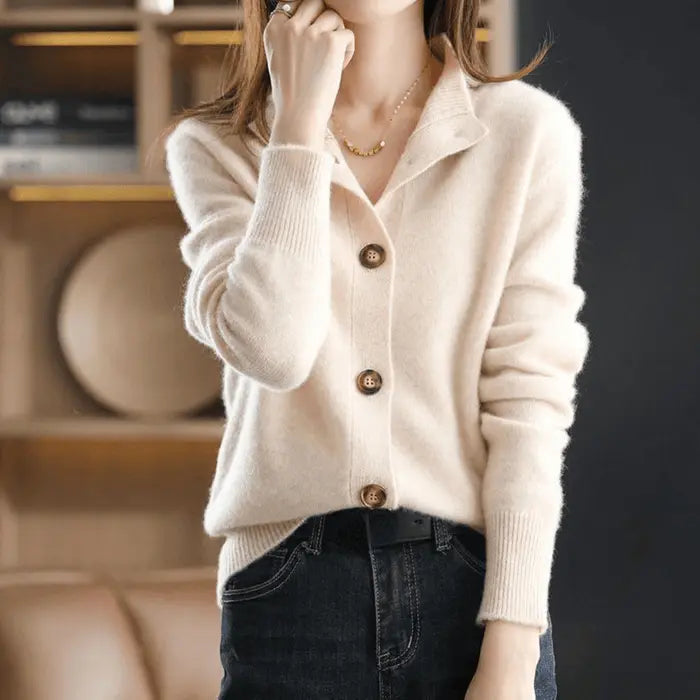 "Luxuriöse Kaschmir Strickjacke in Beige, elegant und zeitlos, perfekt verarbeitet, vielseitig kombinierbar für jeden Anlass.