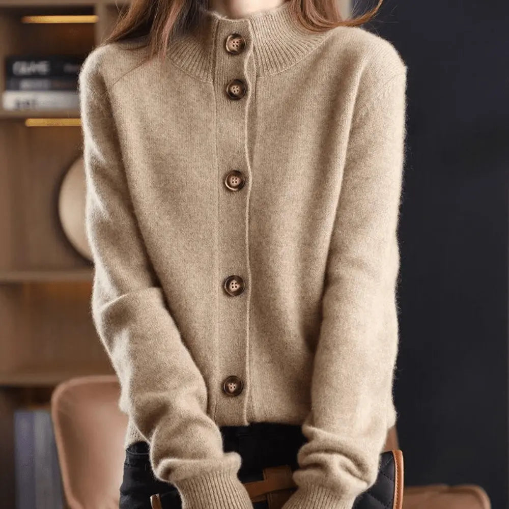 "Luxuriöse Kaschmir Strickjacke in Beige, elegant und zeitlos, perfekt verarbeitet, vielseitig kombinierbar für jeden Anlass.