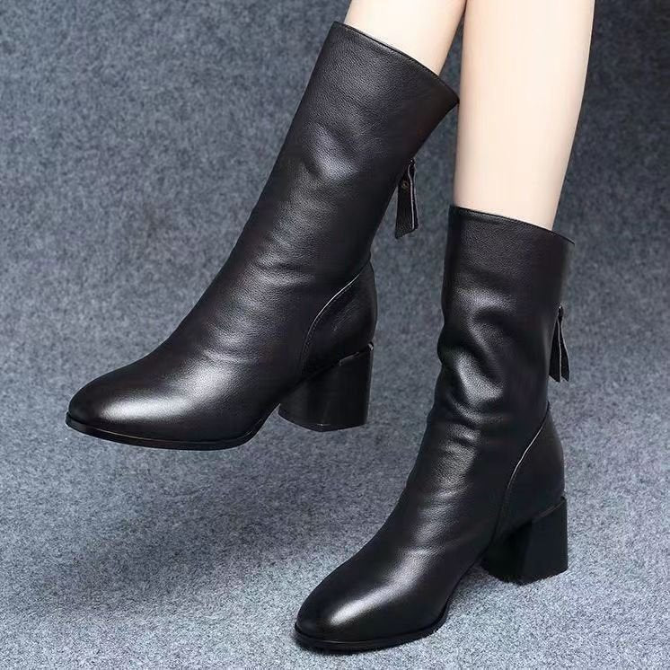 Luxuriöse vegane Lederstiefeletten mit Reißverschluss, elegantes Design und bequemer Schnitt, ideal für tierfreundliche Mode.