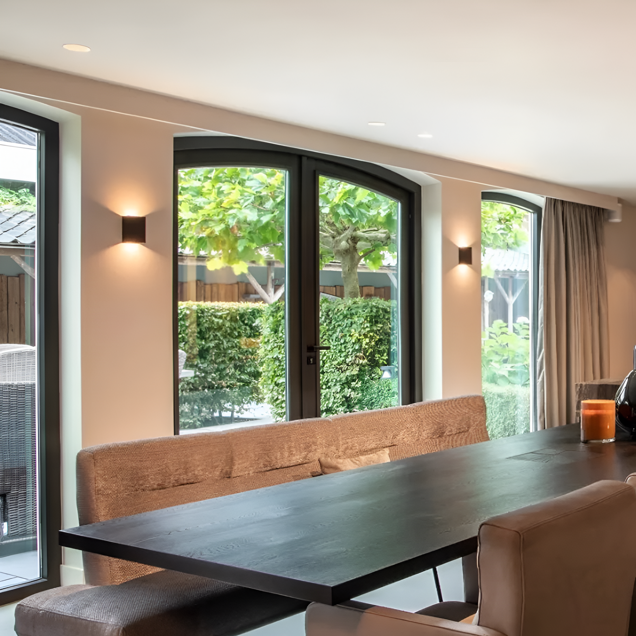 "Moderne LED-Wandleuchte mit Aluminiumgehäuse, Bewegungsmelder und wählbarer Lichtfarbe, minimalistisches Design."
