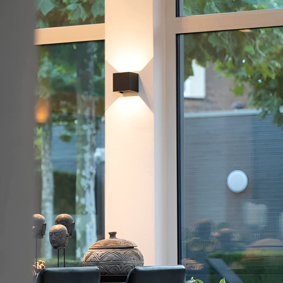 "Moderne LED-Wandleuchte mit Aluminiumgehäuse, Bewegungsmelder und wählbarer Lichtfarbe, minimalistisches Design."