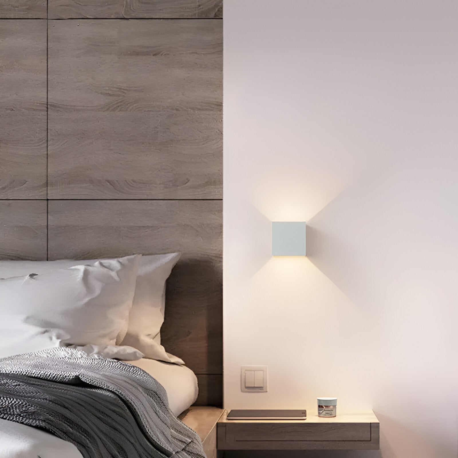"Moderne LED-Wandleuchte mit Aluminiumgehäuse, Bewegungsmelder und wählbarer Lichtfarbe, minimalistisches Design."