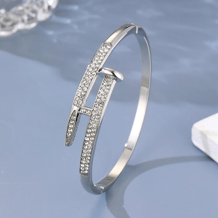 Modernes Armband mit funkelnden Kristallen, minimalistisch in Gold, Roségold oder Silber für eleganten Stil.