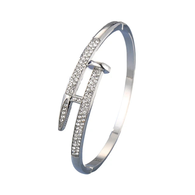 Modernes Armband mit funkelnden Kristallen, minimalistisch in Gold, Roségold oder Silber für eleganten Stil.