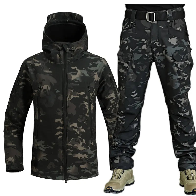 "Multifunktionale wasserdichte Outdoor-Jacke in Camouflage mit Taschen und Kapuze, ideal für Outdoor-Abenteuer."