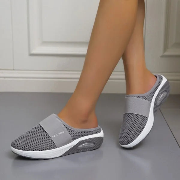 Orthopädische Damen-Sandalen mit Keilabsatz in Schwarz, bequemer Sitz, stoßdämpfend, elegantes Design für gesunde Füße.
