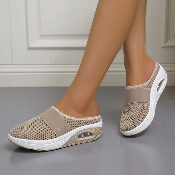 Orthopädische Damen-Sandalen mit Keilabsatz in Schwarz, bequemer Sitz, stoßdämpfend, elegantes Design für gesunde Füße.