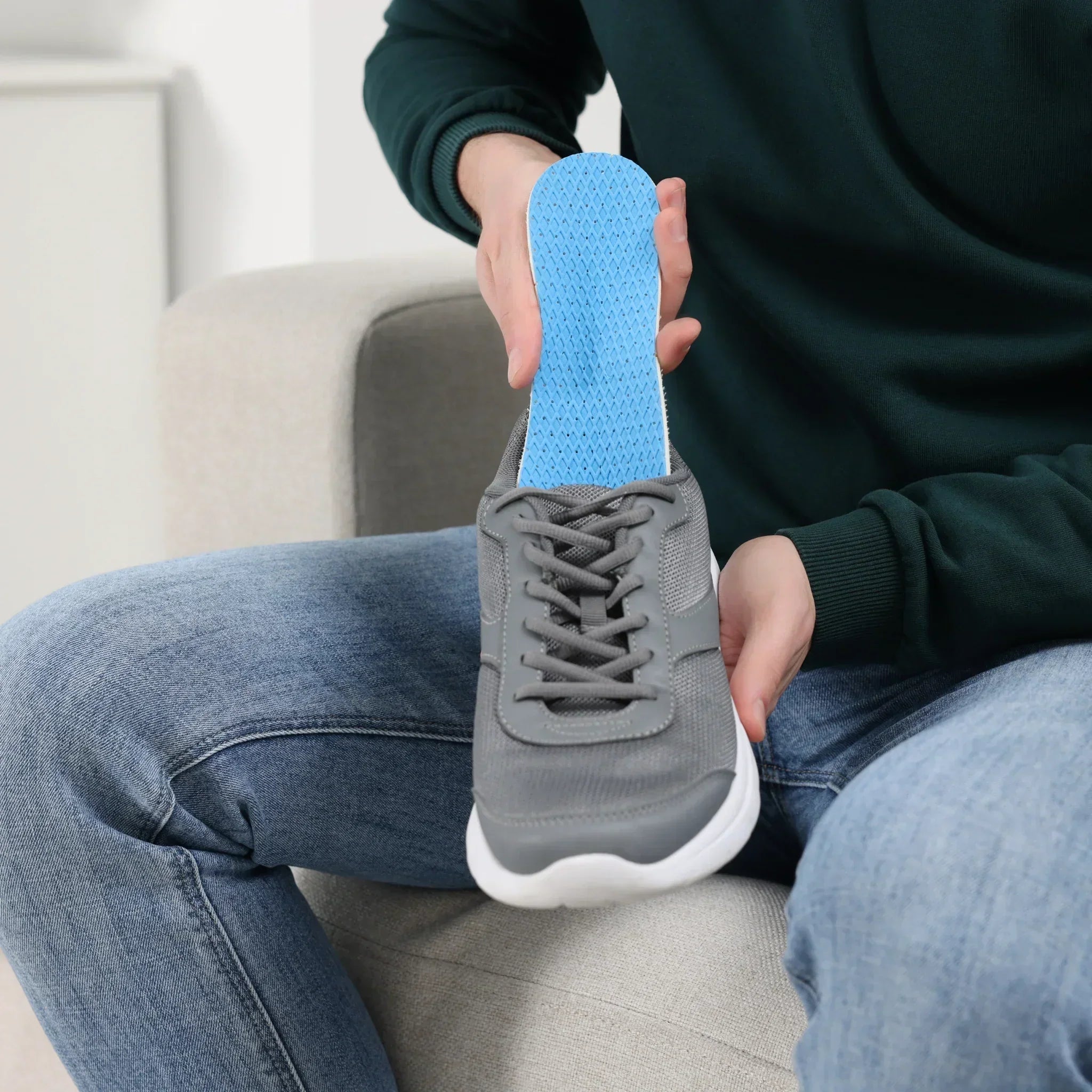 "Orthopädische Einlegesohlen in Gelb, anatomisch geformt, bieten Komfort und Unterstützung für optimalen Gehkomfort."