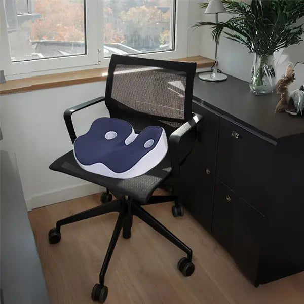 Orthopädisches Sitzkissen LumbarMed Pro, ergonomisch, grau-blau, mit Gurten, für Komfort und gesunde Sitzhaltung.