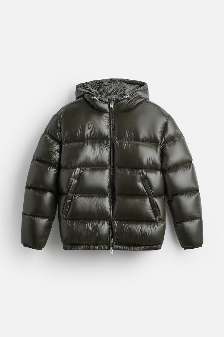 "Pufferjacke Damen wasserdicht, recyceltes Material, Vorderansicht, glänzend, hoher Kragen, schwarze Farbe"
