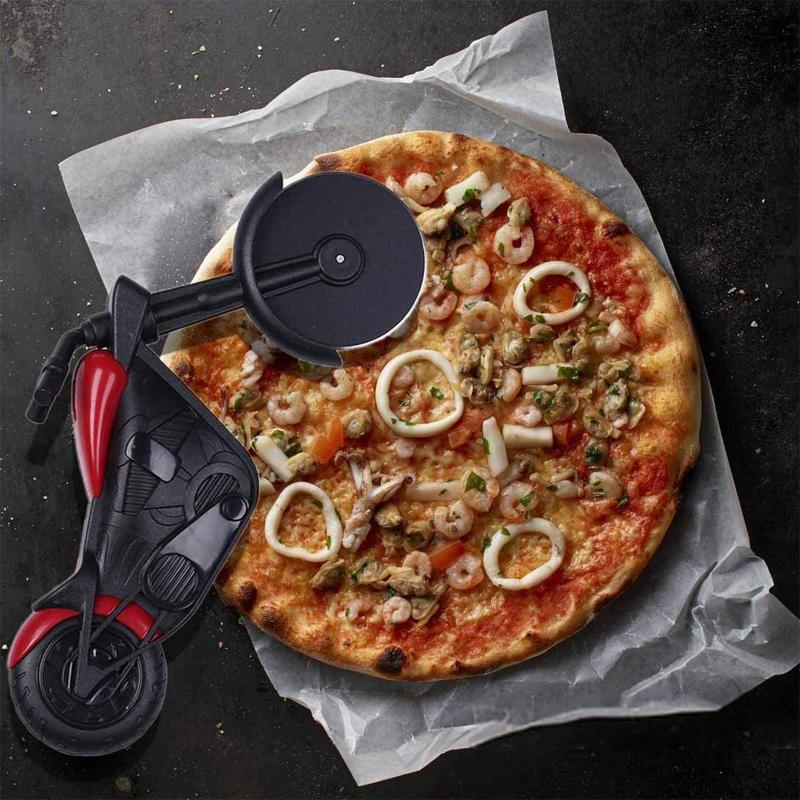 "RollCut Fahrrad-Pizzaschneider mit Edelstahlklingen und einzigartigem Design, farbenfrohes Mini-Fahrrad-Look."