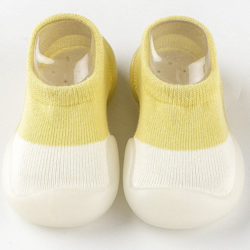 Rutschfeste, atmungsaktive Babyschuhe aus flexiblem, leichtem Material für natürliche Fußentwicklung und sicheren Halt.