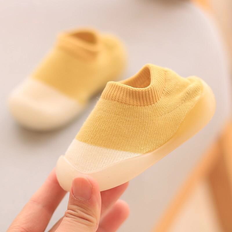 Rutschfeste, atmungsaktive Babyschuhe aus flexiblem, leichtem Material für natürliche Fußentwicklung und sicheren Halt.