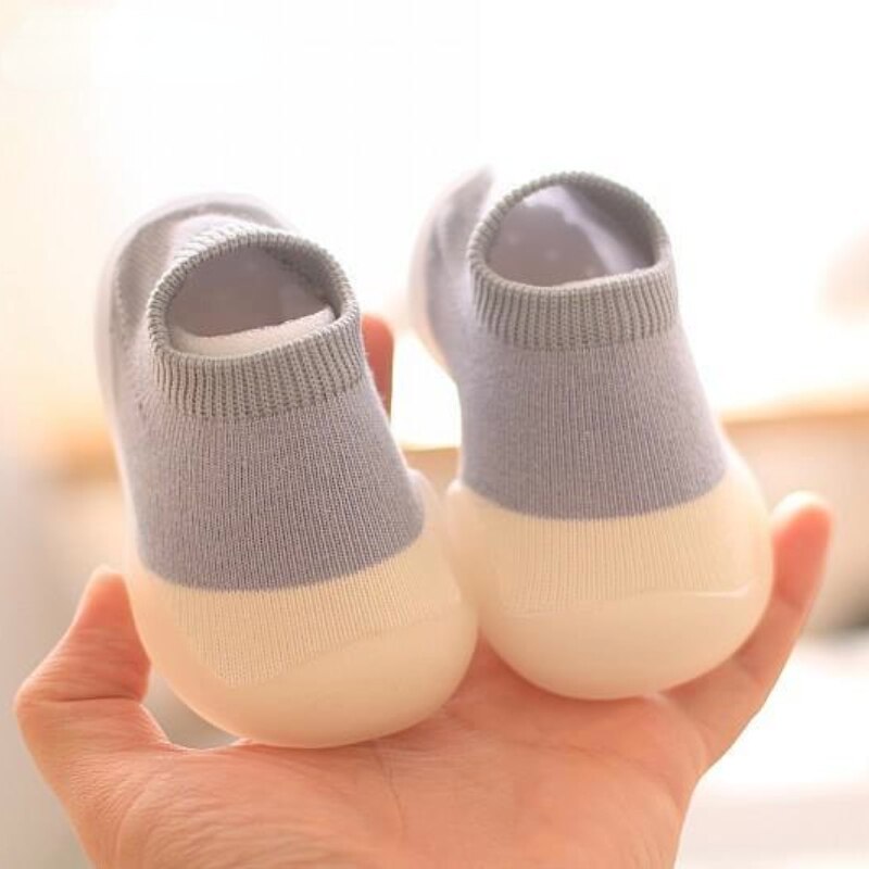 Rutschfeste, atmungsaktive Babyschuhe aus flexiblem, leichtem Material für natürliche Fußentwicklung und sicheren Halt.