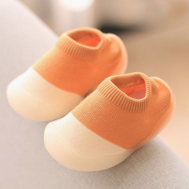 Rutschfeste, atmungsaktive Babyschuhe aus flexiblem, leichtem Material für natürliche Fußentwicklung und sicheren Halt.