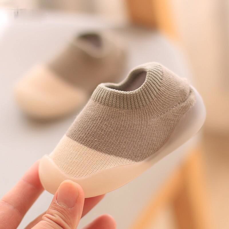 Rutschfeste, atmungsaktive Babyschuhe aus flexiblem, leichtem Material für natürliche Fußentwicklung und sicheren Halt.