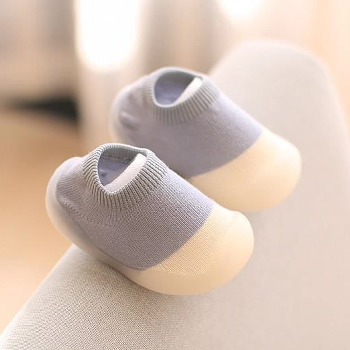 Rutschfeste, atmungsaktive Babyschuhe aus flexiblem, leichtem Material für natürliche Fußentwicklung und sicheren Halt.