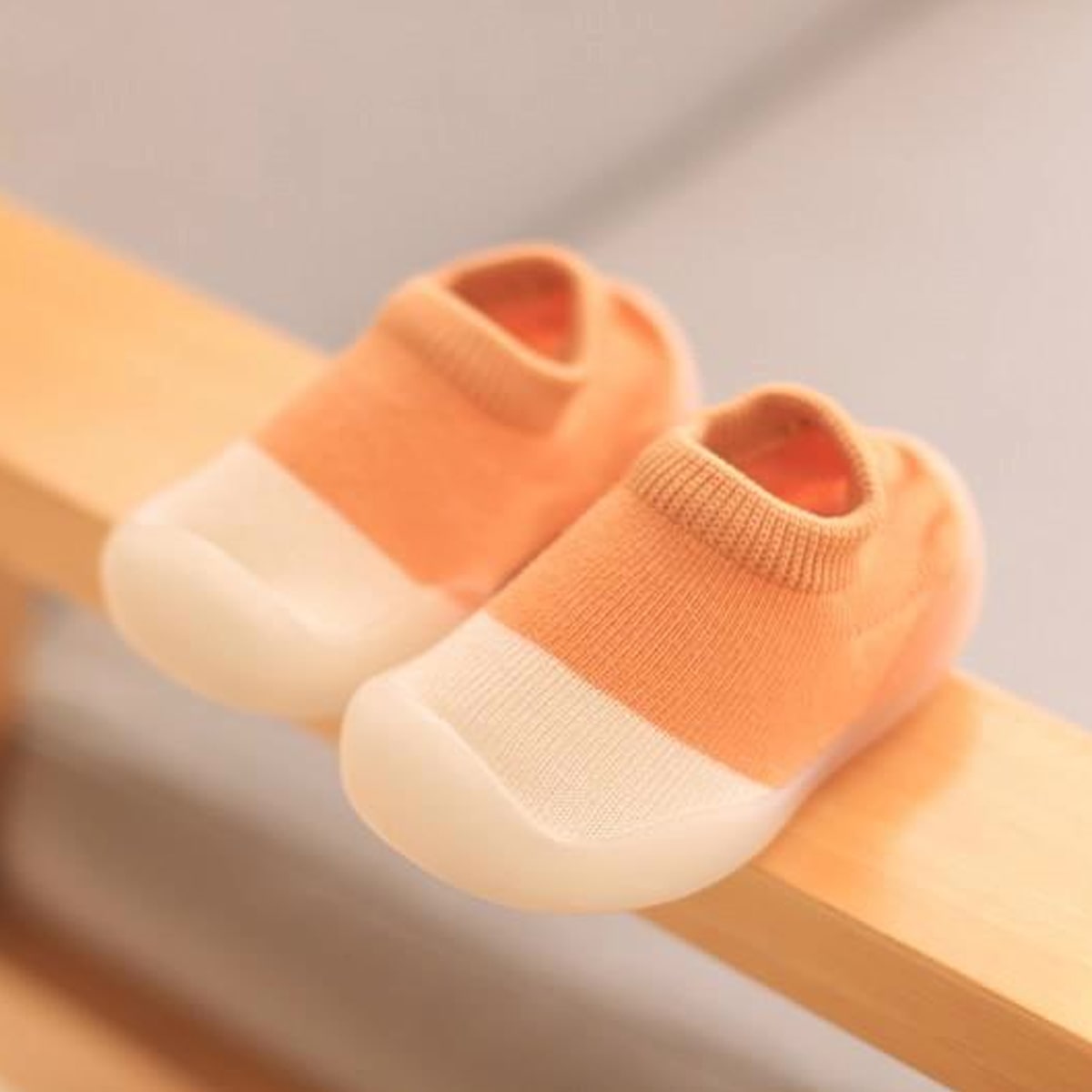 Rutschfeste, atmungsaktive Babyschuhe aus flexiblem, leichtem Material für natürliche Fußentwicklung und sicheren Halt.