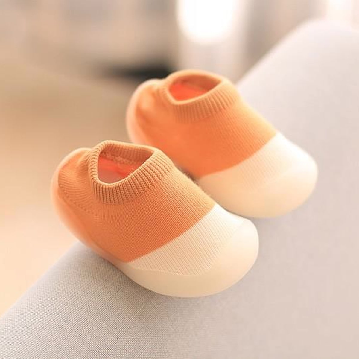 Rutschfeste, atmungsaktive Babyschuhe aus flexiblem, leichtem Material für natürliche Fußentwicklung und sicheren Halt.