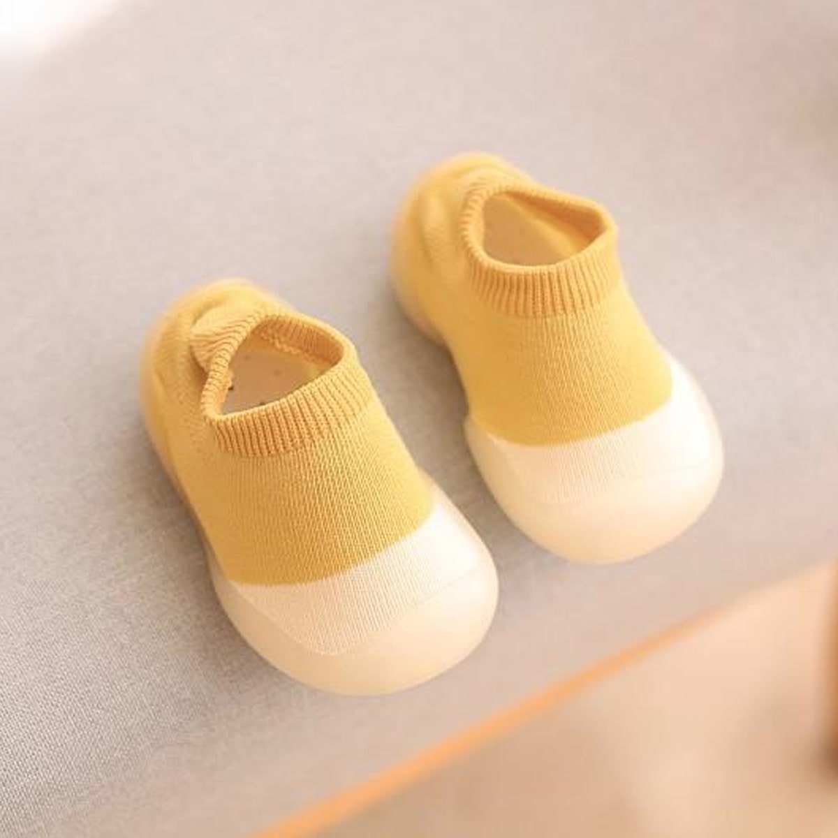 Rutschfeste, atmungsaktive Babyschuhe aus flexiblem, leichtem Material für natürliche Fußentwicklung und sicheren Halt.