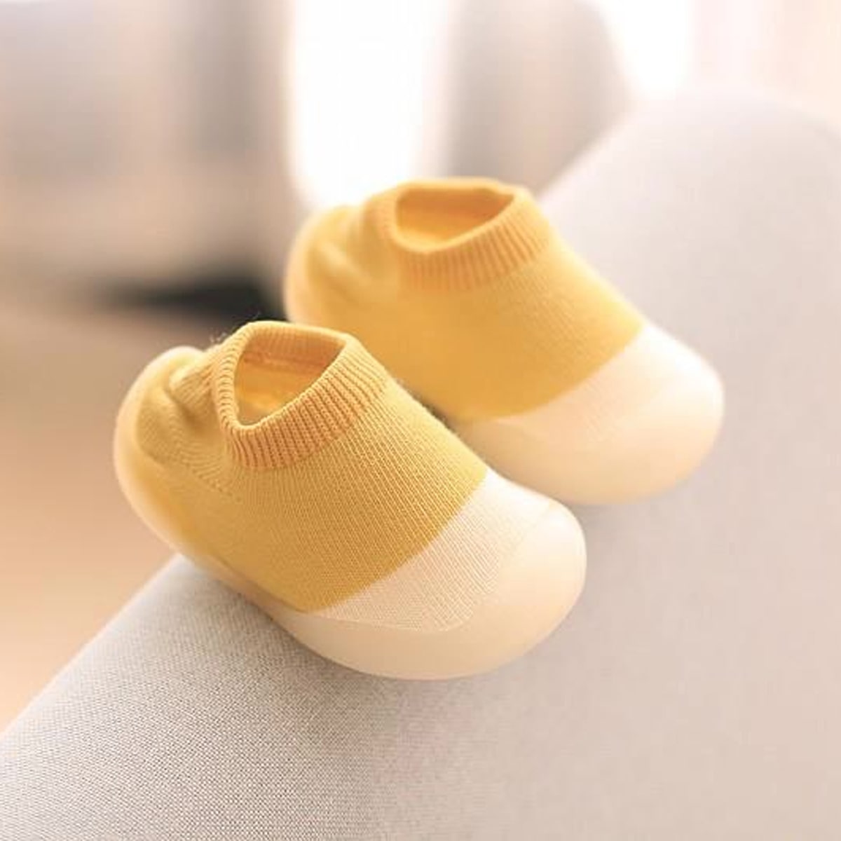 Rutschfeste, atmungsaktive Babyschuhe aus flexiblem, leichtem Material für natürliche Fußentwicklung und sicheren Halt.