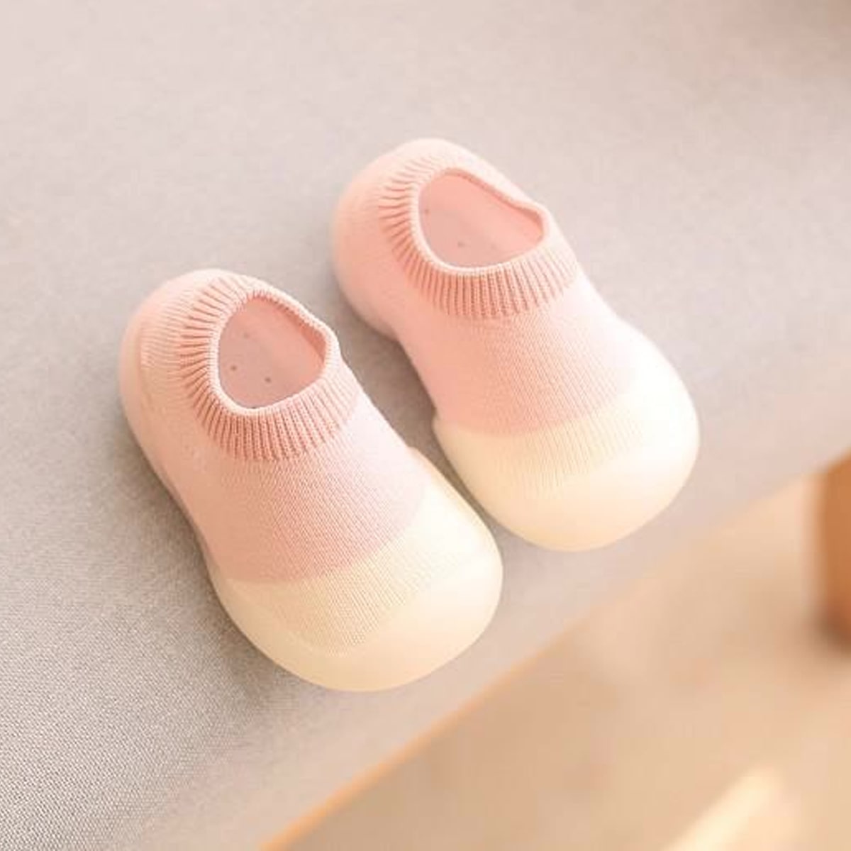 Rutschfeste, atmungsaktive Babyschuhe aus flexiblem, leichtem Material für natürliche Fußentwicklung und sicheren Halt.
