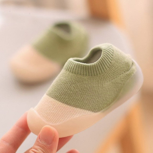 Rutschfeste, atmungsaktive Babyschuhe aus flexiblem, leichtem Material für natürliche Fußentwicklung und sicheren Halt.