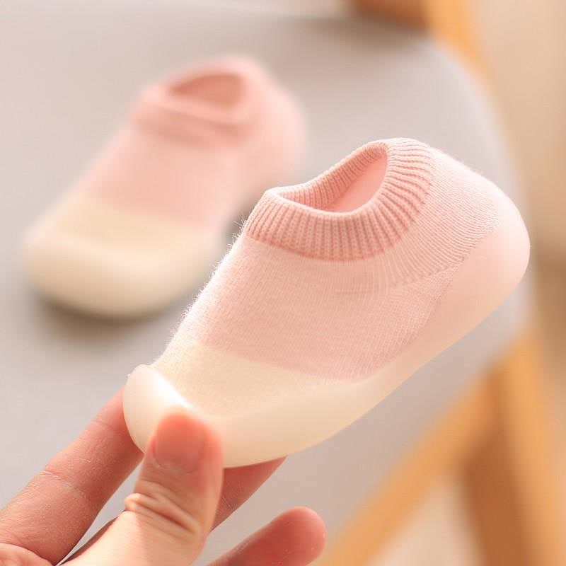 Rutschfeste, atmungsaktive Babyschuhe aus flexiblem, leichtem Material für natürliche Fußentwicklung und sicheren Halt.
