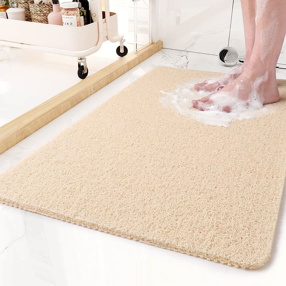 "Rutschfeste, graue Duschmatte mit offenem Drainage-Design, loofah-ähnlicher Oberfläche und Anti-Slip-Unterseite."