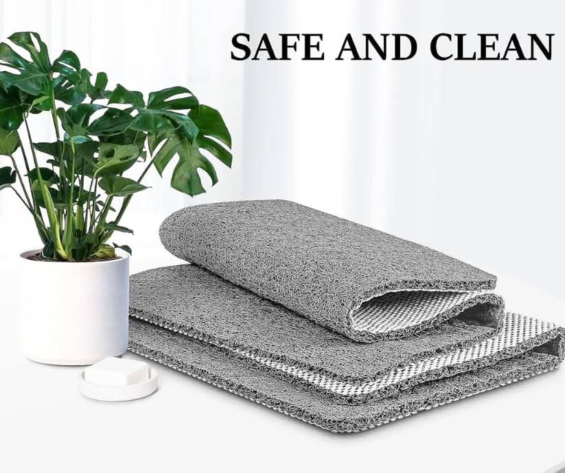 "Rutschfeste, graue Duschmatte mit offenem Drainage-Design, loofah-ähnlicher Oberfläche und Anti-Slip-Unterseite."