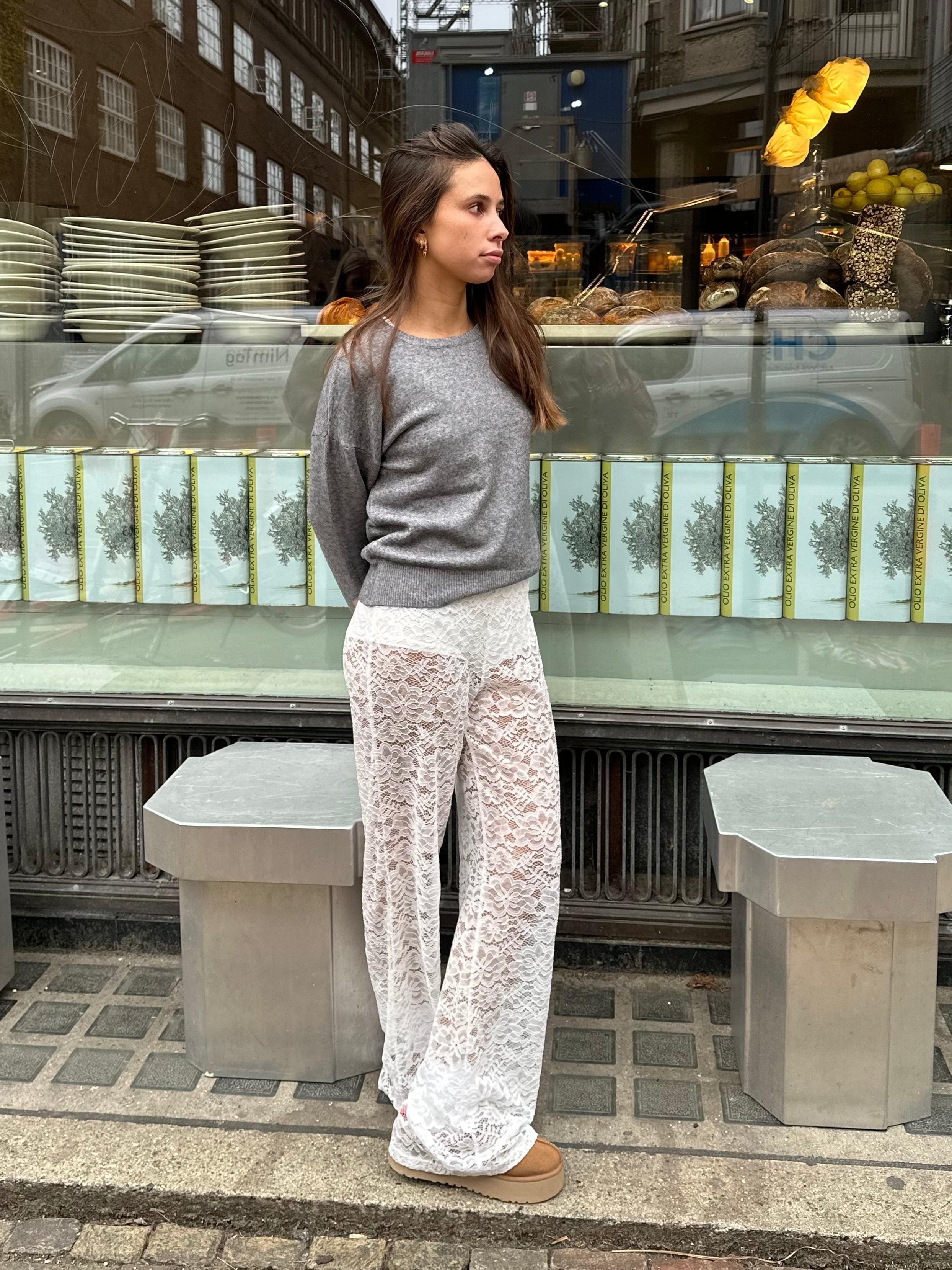 "Schwarze Luxus Damenhose frontansicht, stilvoll und bequem mit zeitlosem Design"