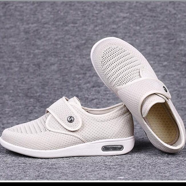 "Schwarze extra-breite orthopädische Diabetikerschuhe für Damen, mit Klettverschlüssen, komfortabel für geschwollene Füße."