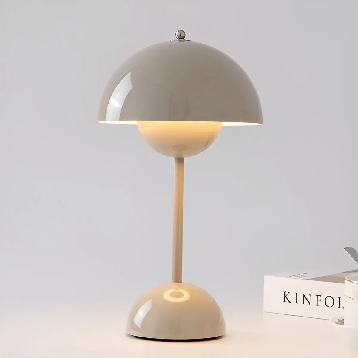 "Skandinavische Tischleuchte mit elegantem Design, zeigt minimalistischen Stil in Babyblau, einfache Bedienung, LED-Licht."
