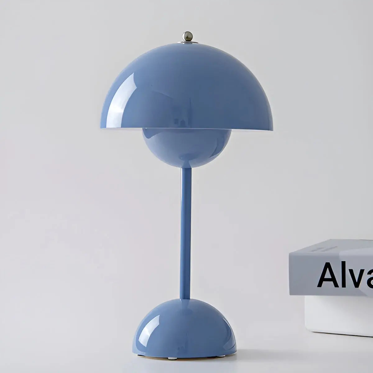 "Skandinavische Tischleuchte mit elegantem Design, zeigt minimalistischen Stil in Babyblau, einfache Bedienung, LED-Licht."