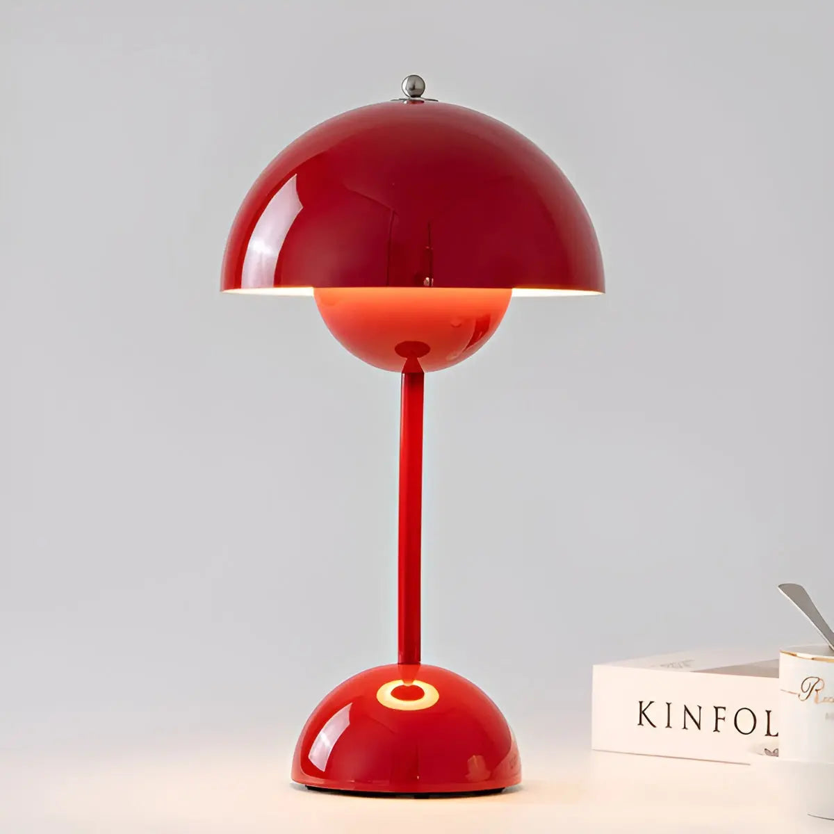 "Skandinavische Tischleuchte mit elegantem Design, zeigt minimalistischen Stil in Babyblau, einfache Bedienung, LED-Licht."