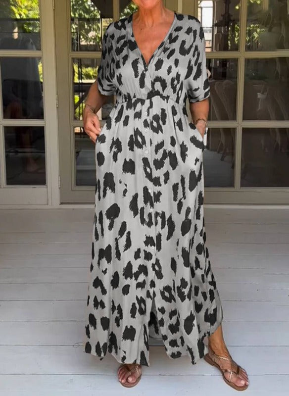Sommerkleid mit V-Ausschnitt und 3/4 Ärmeln, Maxi-Länge, elegante Frontansicht, ideal für warme Sommertage.