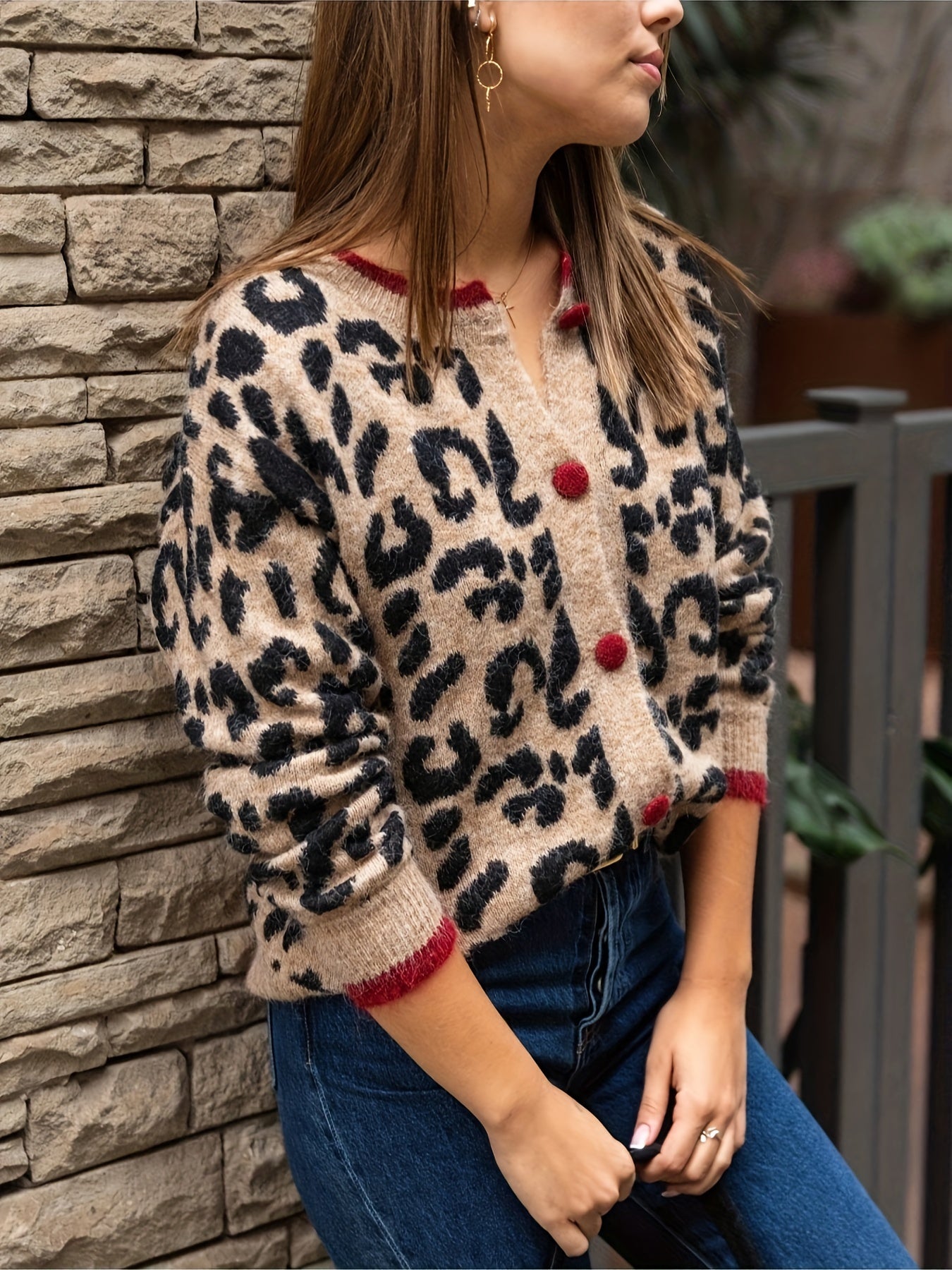 "Stilvolle Damen-Strickjacke mit Leopardenmuster, Knopfverschluss, weiche Textur, vielseitig für Alltag und Statement."