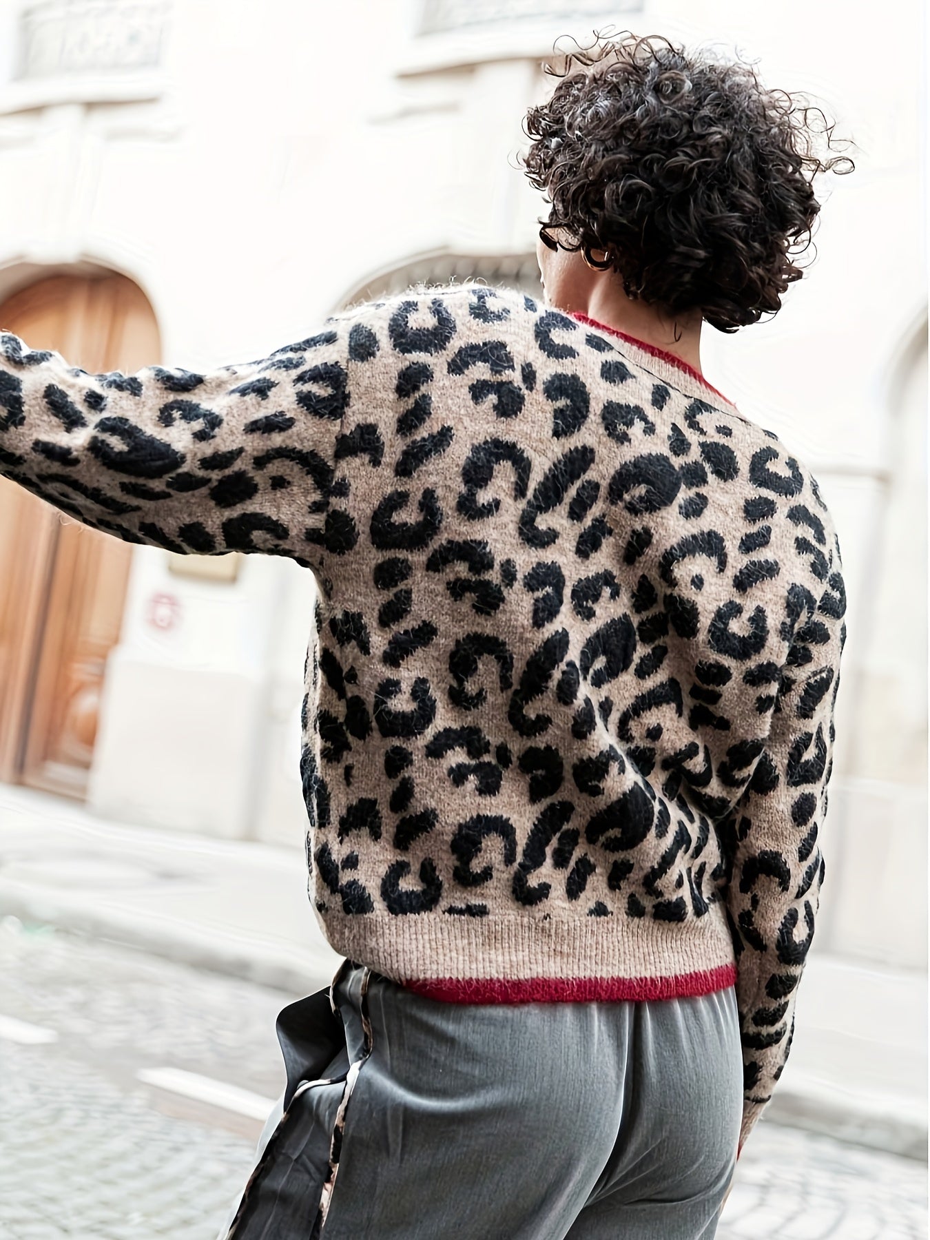 "Stilvolle Damen-Strickjacke mit Leopardenmuster, Knopfverschluss, weiche Textur, vielseitig für Alltag und Statement."