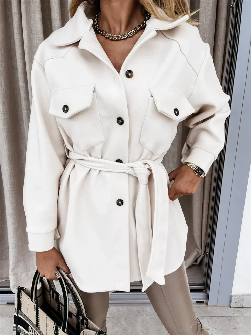 "Stilvolle Damenjacke, elegant und bequem, mit perfekter Passform und praktischen Taschen, ideal für Übergangszeiten."