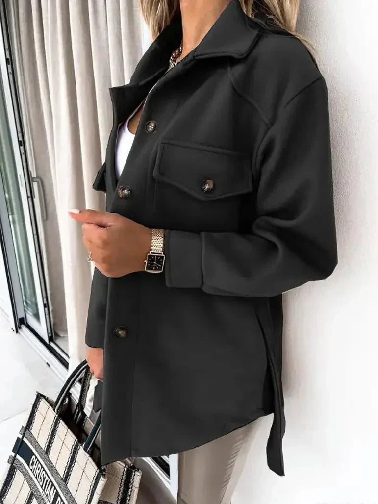 "Stilvolle Damenjacke, elegant und bequem, mit perfekter Passform und praktischen Taschen, ideal für Übergangszeiten."