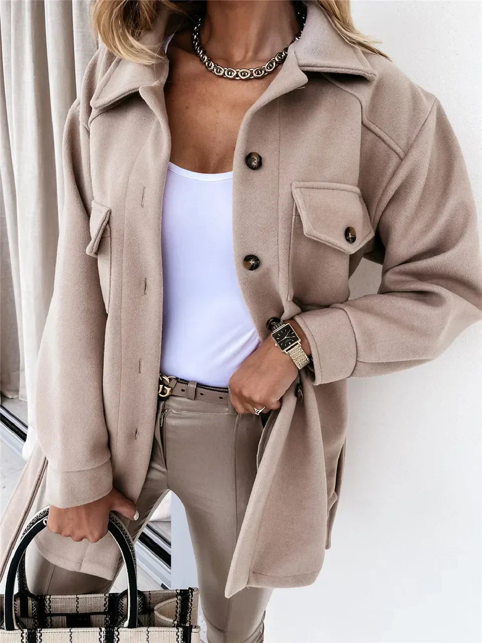 "Stilvolle Damenjacke, elegant und bequem, mit perfekter Passform und praktischen Taschen, ideal für Übergangszeiten."